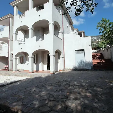 Laurus Apartment