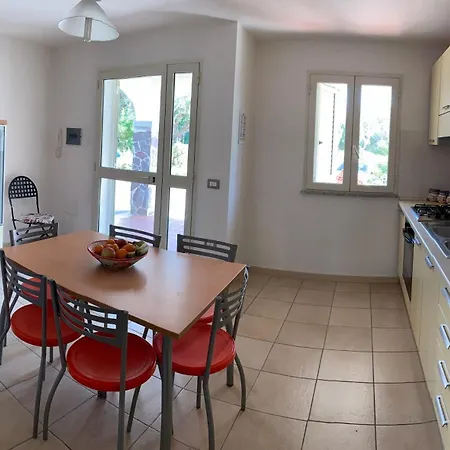 Laurus Apartment *